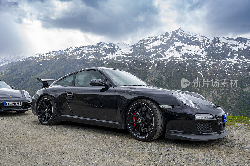 阿尔卑斯山上的保时捷911 GT3跑车